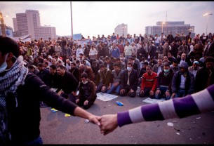 Krikščionys saugo vakarinę musulmonų maldą Tahriro aikštėje, 2011 m. lapkričio 21 d.