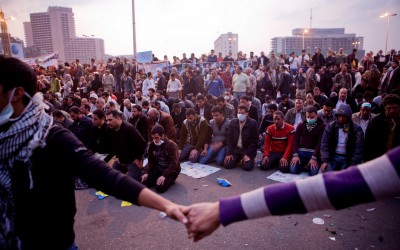Krikščionys saugo vakarinę musulmonų maldą Tahriro aikštėje, 2011 m. lapkričio 21 d.