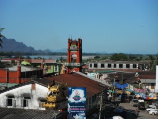 Hpa-an, Kajinų (Karenų) valstijos sostinės, centro panorama su mečete