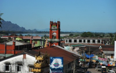 Hpa-an, Kajinų (Karenų) valstijos sostinės, centro panorama su mečete