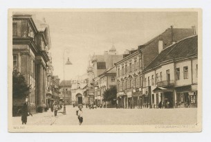 Tolumoje  - Vilniaus Bazilijonų vienuolyno vartai. Senieji Lietuvos atvirukai ir fotografijos. 44: Wilna. Ostrobramastrasse. Šaltinis – epaveldas.lt