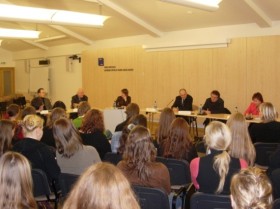 Diskusijos dalyviai. (Iš kairės) Vladimiras Laučius, Bronislovas Genzelis, Indrė Makaraitytė, Romualdas Ozolas, Vytautas Radžvilas ir Rasa Juknevičienė. visi2.jpg
