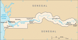 Gambijos valstybės ilgis – net 500 km, tačiau vietomis šalies plotis siekia vos 20 km. Tokias keistas Gambijos, įsigraužusios tiesiai į Senegalo valstybės vidurį, sienas nulėmė tai, jog valstybė išsidėsčiusi aplink laivybai tinkamos Gambijos upės krantus.